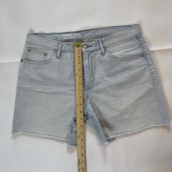 GAP 1969 Jeans Shorts Women S.30 Sexy Boyfriend Light Blue Mid-Rise Cut-Off Hem - Picture 3 of 7